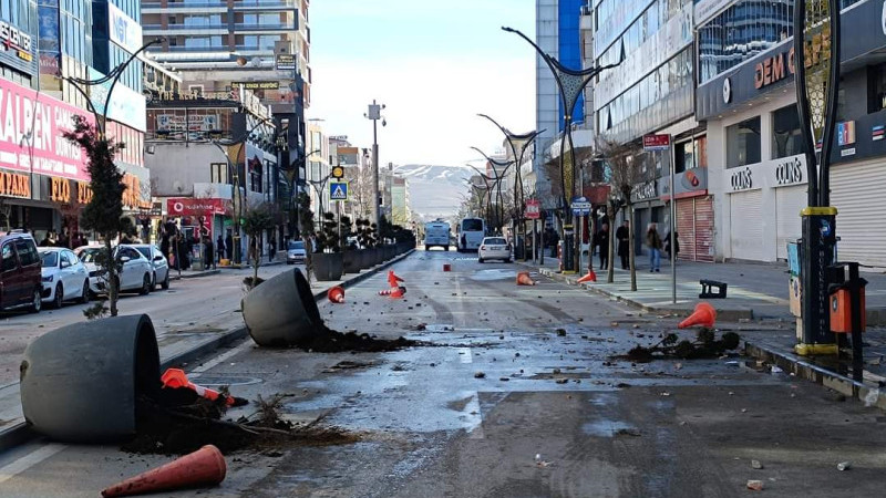 Van'da sokaklar yangın yerine döndü 