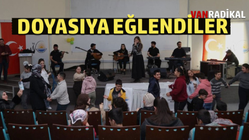 DOYASIYA EĞLENDİLER
