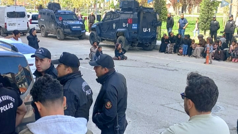 VAN AK PARTİ ÖNÜNDE EYLEM 